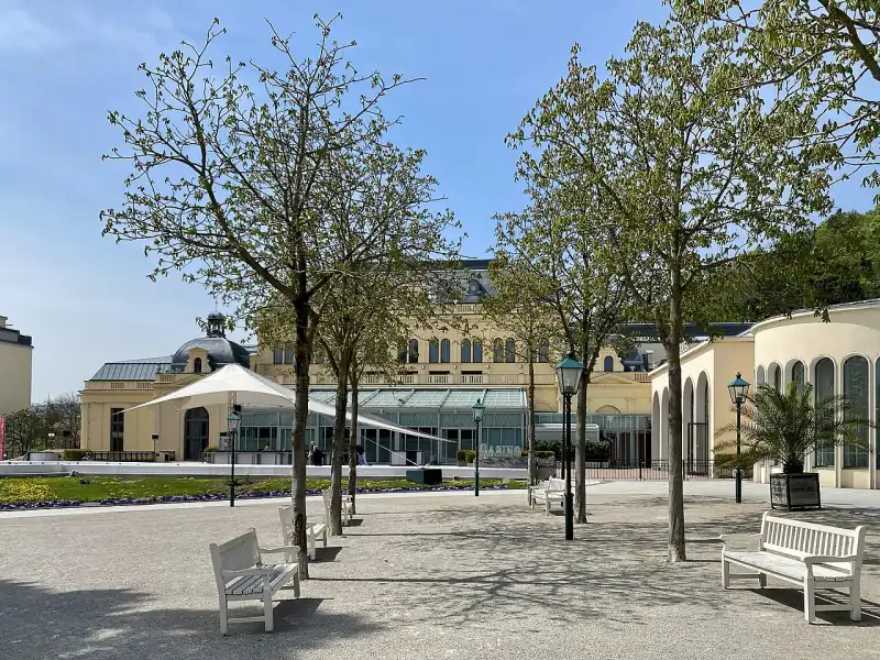 A Casino Baden és a kongresszusi épület a Kurpark felől