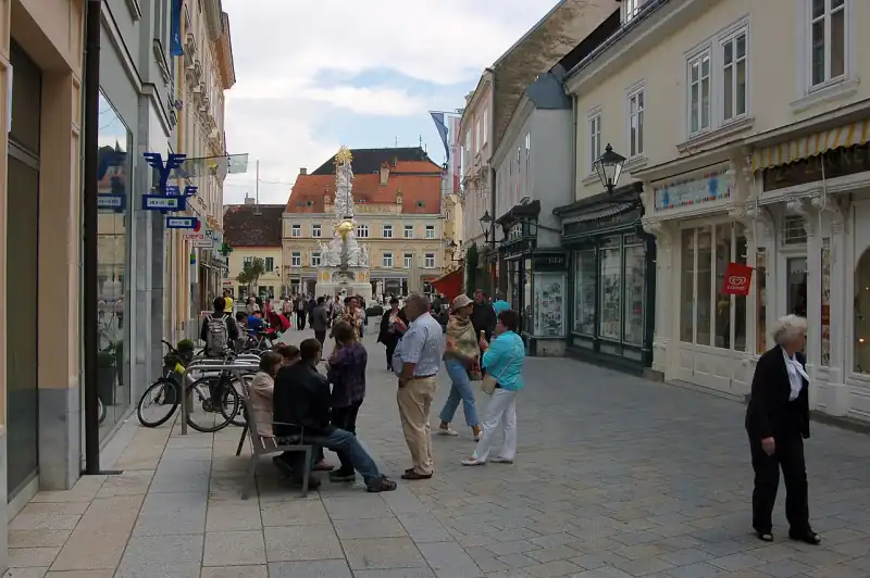 Baden bei Wien sétálóutcája a Hauptplatz és a Szentháromság-oszlop felé