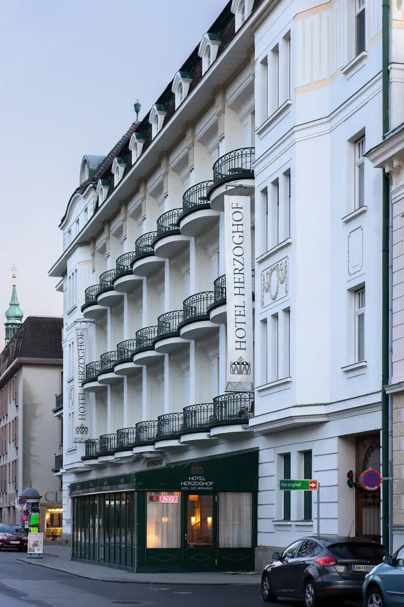 A Hotel Herzoghof szecessziós homlokzata íves erkélyekkel