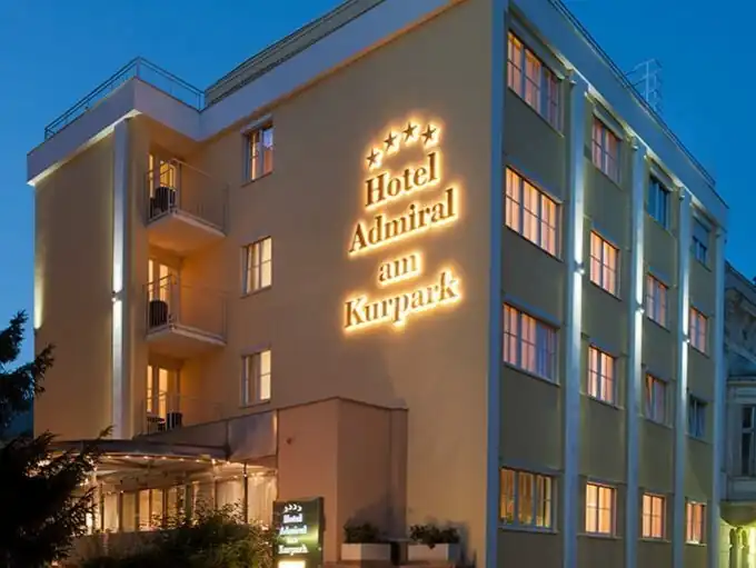 A Hotel Admiral am Kurpark homlokzata esti világításban