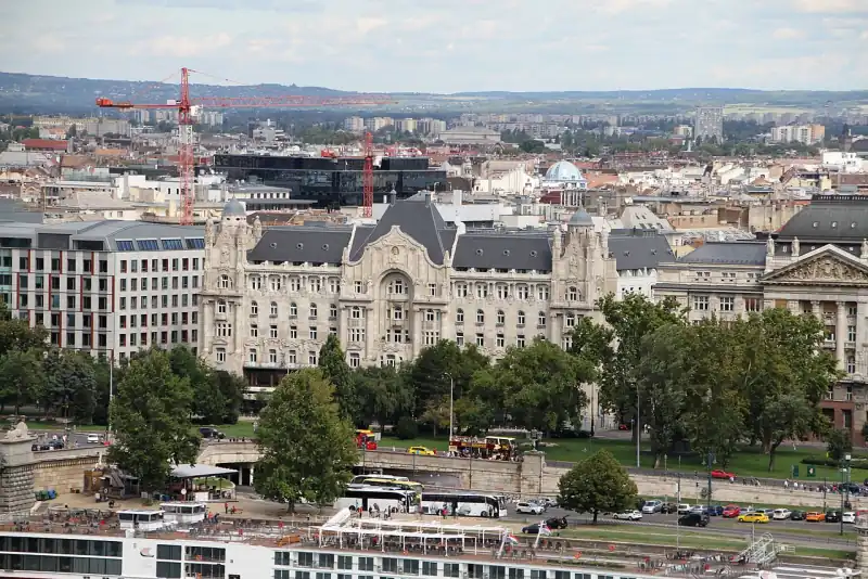 A Gresham-palota szecessziós homlokzata a Széchenyi István téren, a Duna túlpartjáról nézve