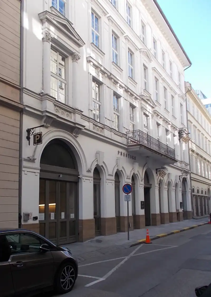 A Prestige Hotel Budapest fehér homlokzata a Vigyázó Ferenc utca 5. alatt