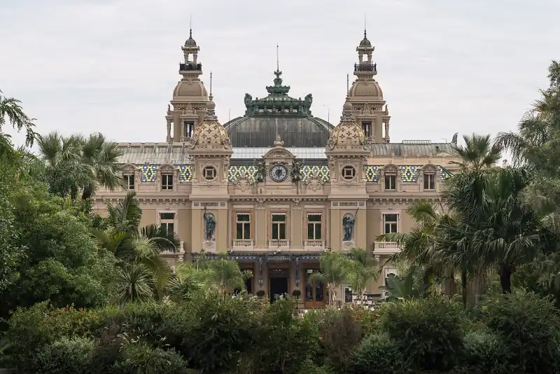 A Casino de Monte-Carlo Belle Époque homlokzata a kert fölött