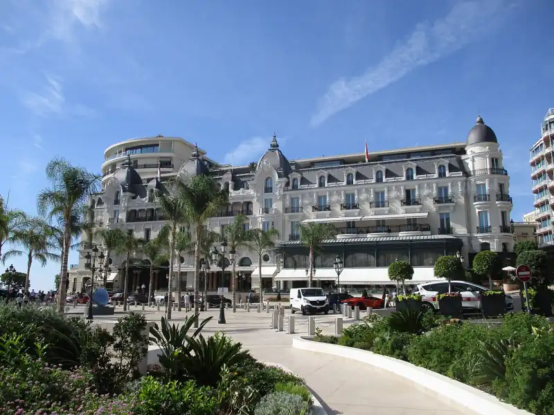 A Hôtel de Paris Monte-Carlo homlokzata a Place du Casinón