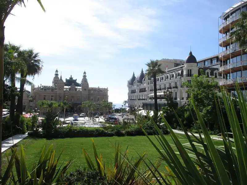 A Hôtel de Paris (jobbra) és a Casino de Monte-Carlo (balra) a kaszinó kertjéből nézve
