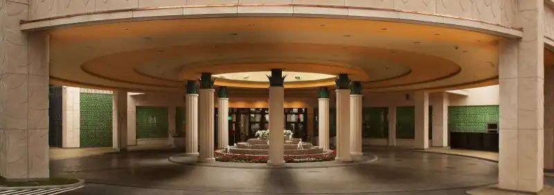 Oszlopos előcsarnok a Park Hotel földszintjén