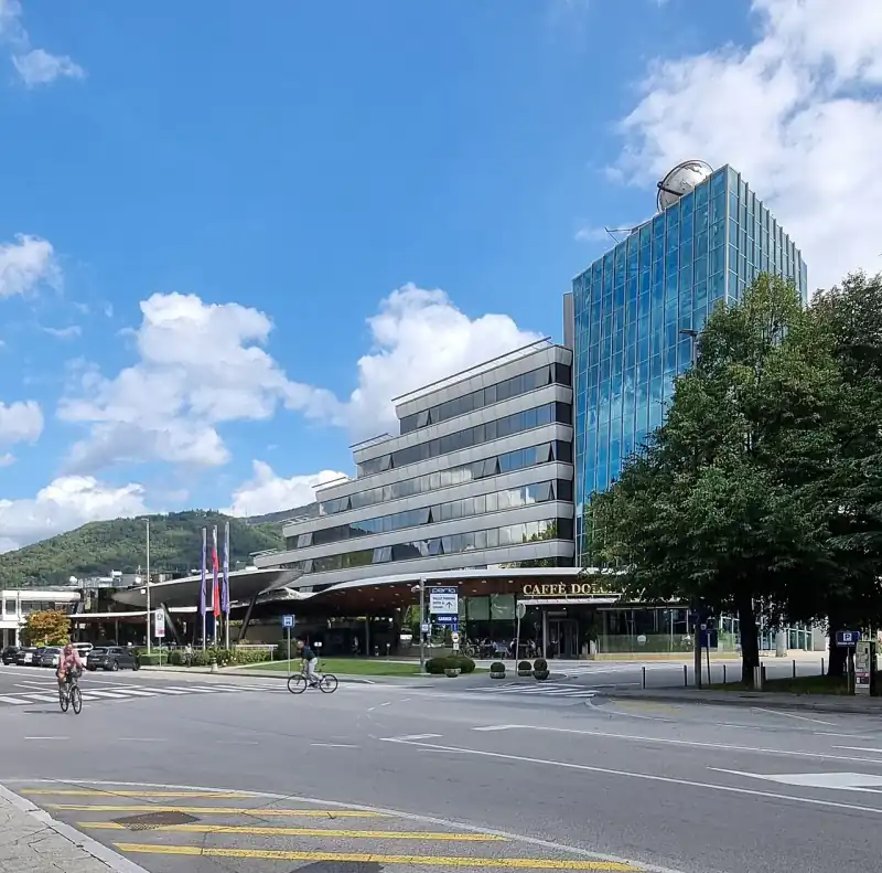A Perla szálloda- és kaszinóépülete a Nova Gorica-i Kidričeva utcában
