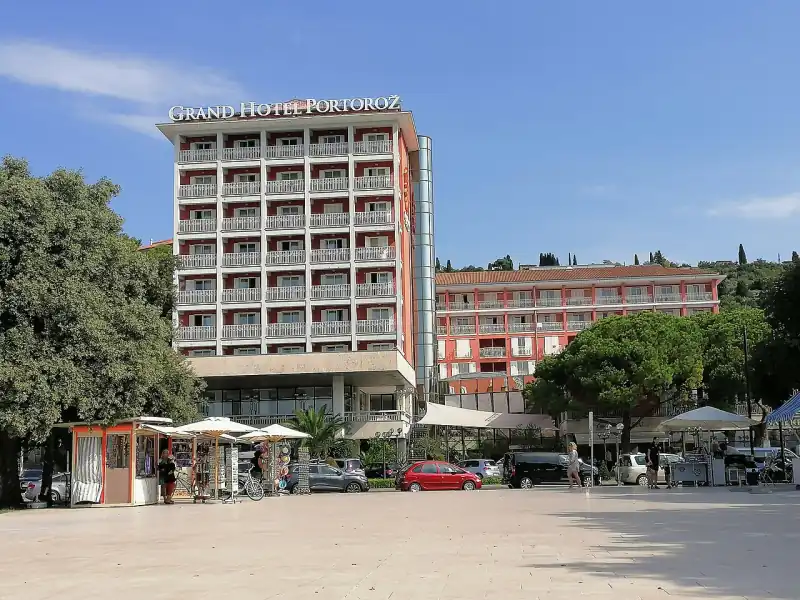 A Grand Hotel Portorož tornya a tetején a szálloda nevével, a tengerparti tér felől