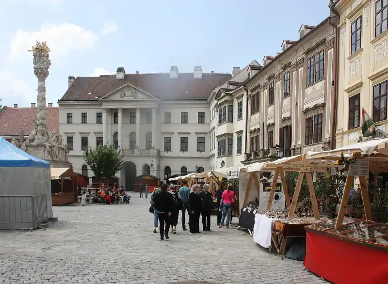A soproni Fő tér a Szentháromság-szoborral és barokk homlokzatokkal