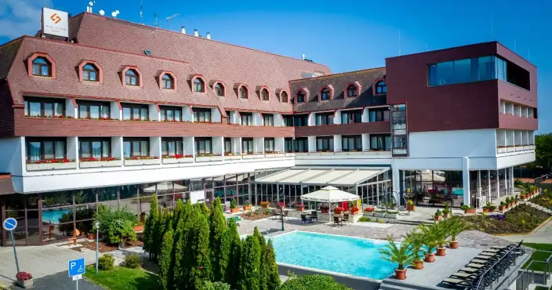 A Hotel Sopron épülete a kültéri medencével