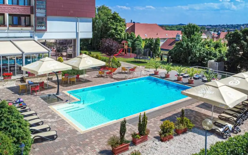 A Hotel Sopron medencés terasza felülről, háttérben a város