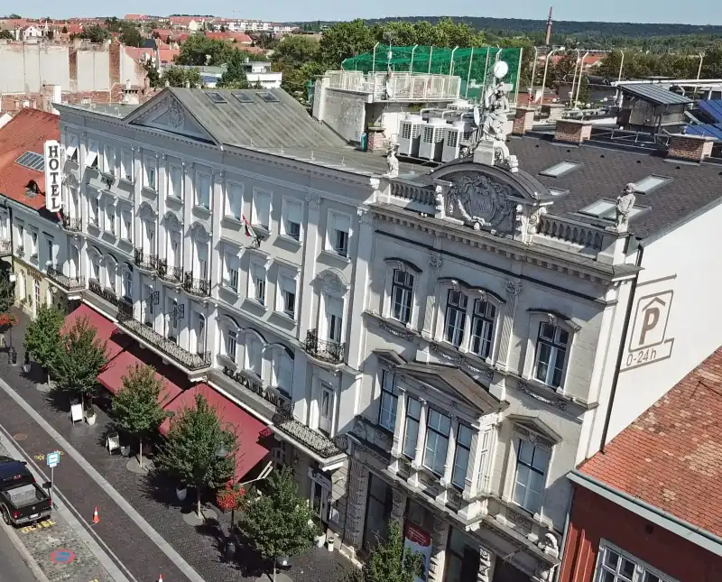 A Pannonia Hotel homlokzata a Várkerületen, felülről